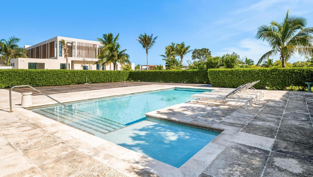 Last Resort Governors Rd 4BR Villa for Sale — photo 4