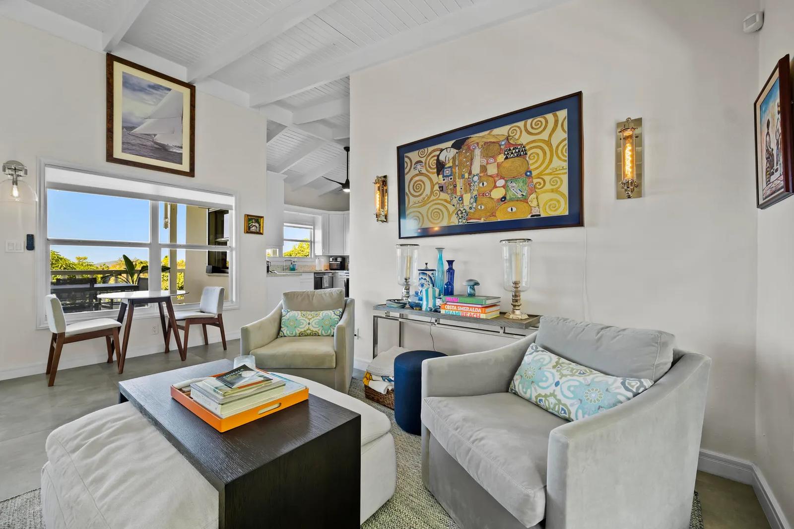 Luxury Living -- Flexible Multi-Unit Estate — photo 3