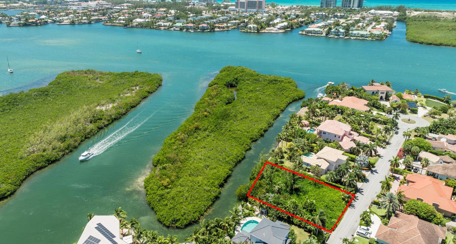 Freehold - Canal Front House Lot in Lighthouse Point, West Bay — photo 5
