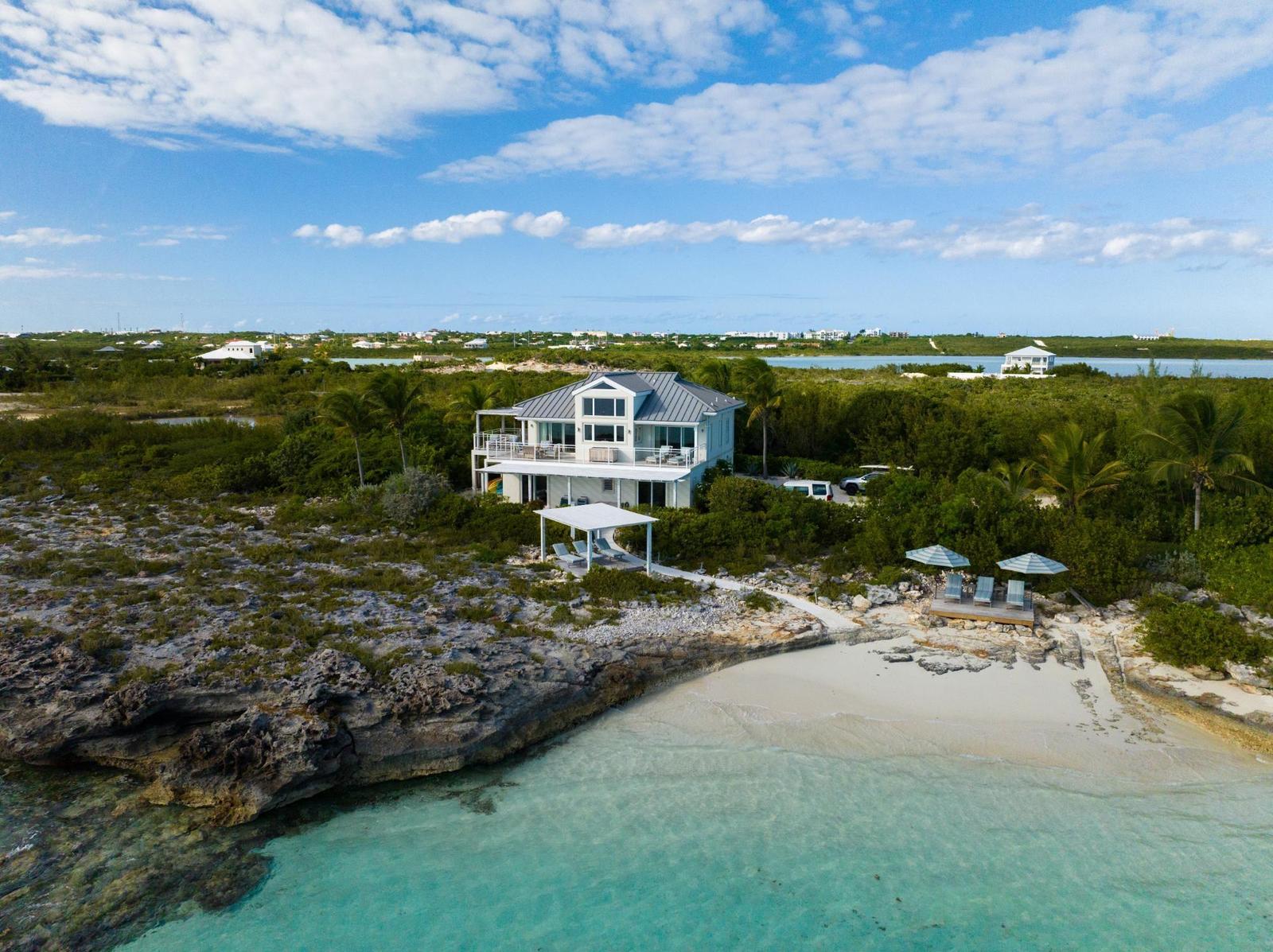 3-bedroom beachfront villa in Turtle Tail — photo 1