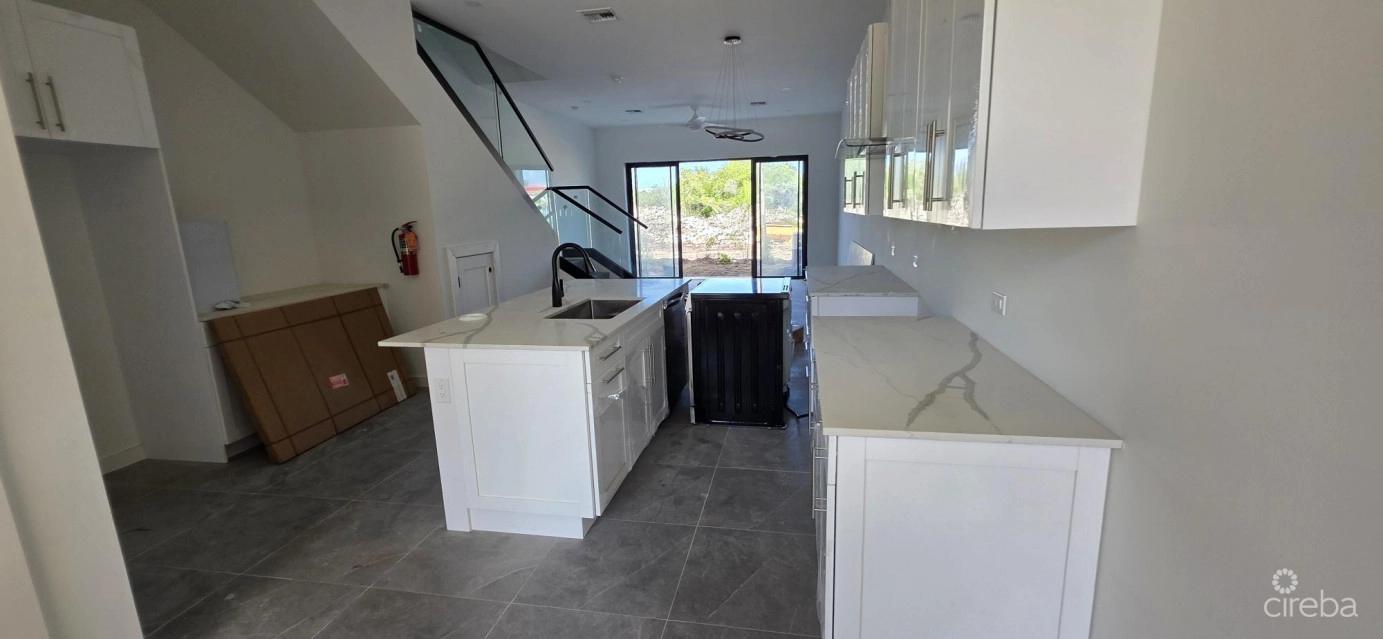 2 bed 2.5 bath townhouse in South Sound, Cayman Islands — photo 4
