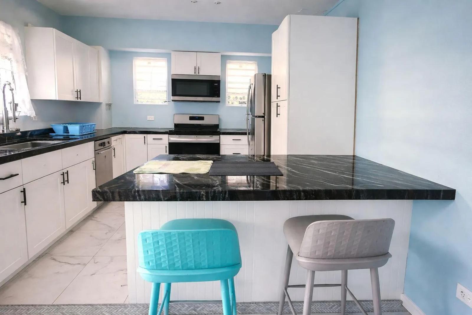 1 Bed 1 Bath Apartment in Anna's Retreat — photo 4