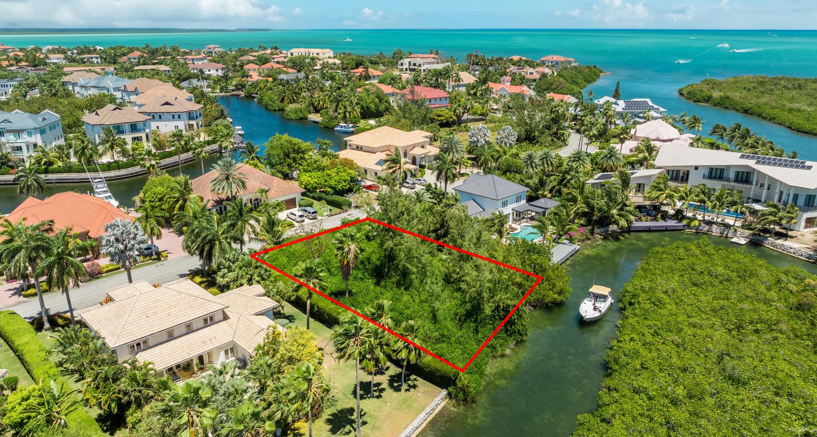 Freehold - Canal Front House Lot in Lighthouse Point, West Bay — photo 2