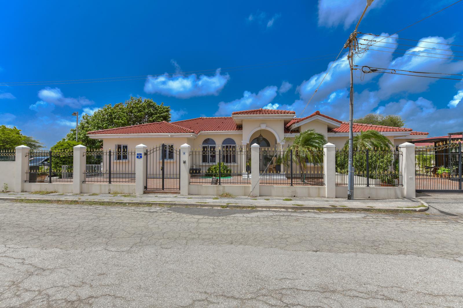 7 Bedroom House for Sale in Oranjestad, Aruba — photo 2