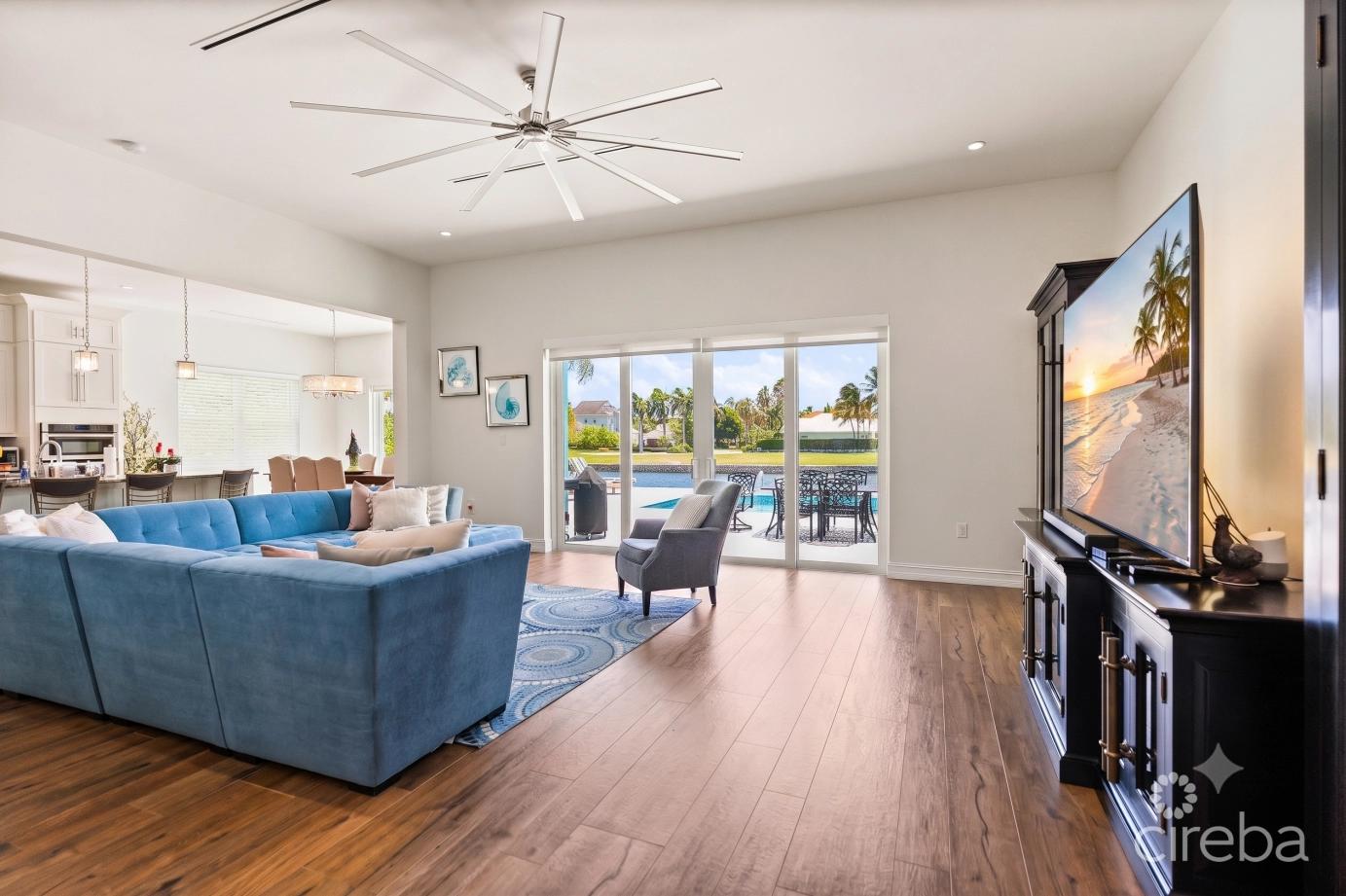 Crystal Harbour Waterfront Home — photo 4