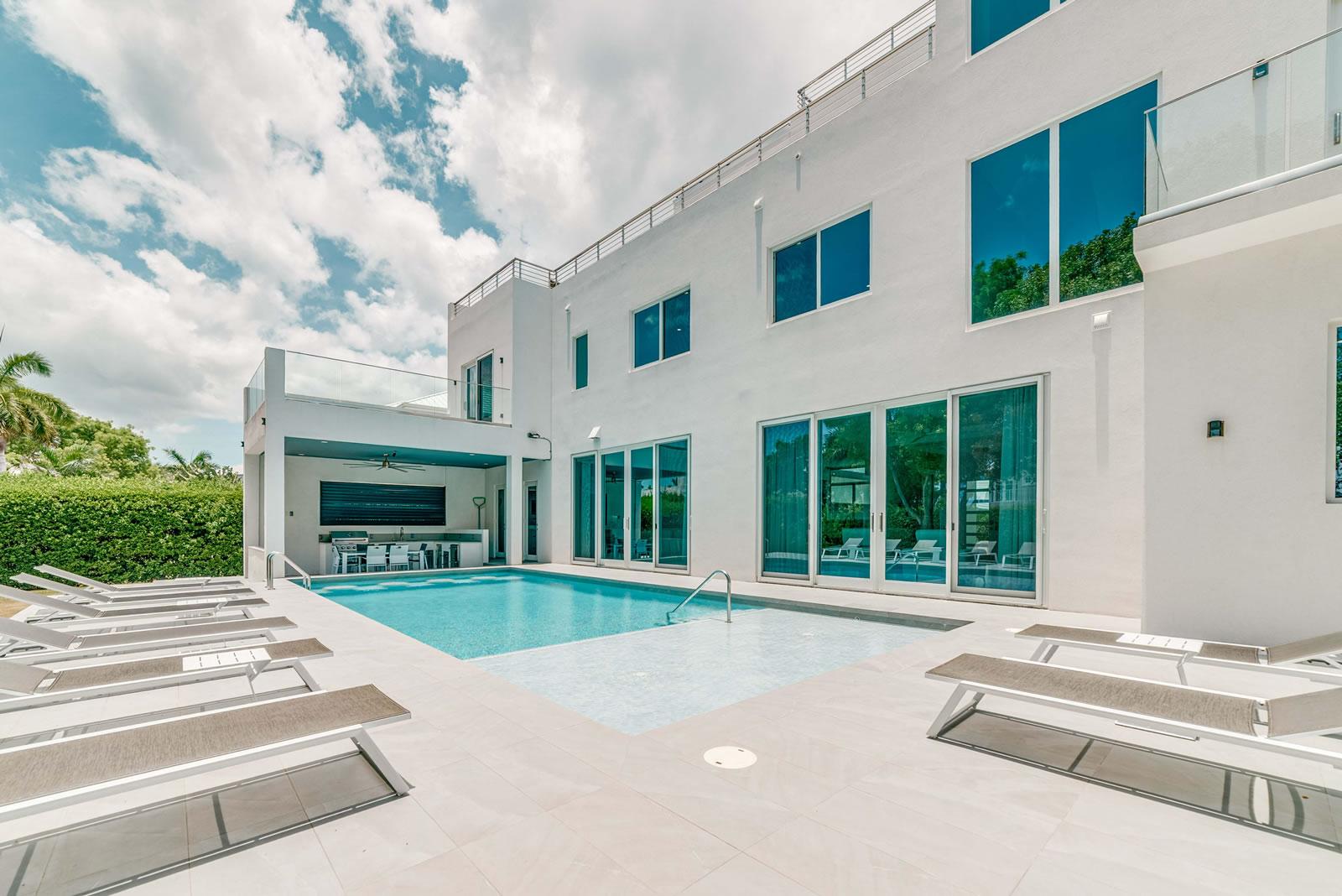 6 Bedroom Luxury Home for Sale, Britannia Estates, Seven Mile Beach Corridor, Grand Cayman — photo 1