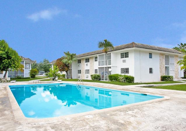 Popular Apartment Complex and vacant multi-family zoned land in superb location — photo 1