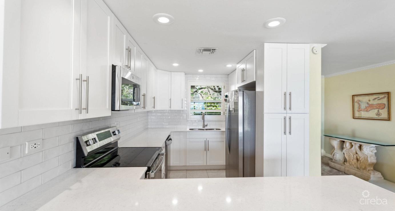 3 bedroom property for sale — Grapetree #7 Beachfront (renovated Gf 3 Bed / 3 Bath) in the Cayman Islands — photo 4