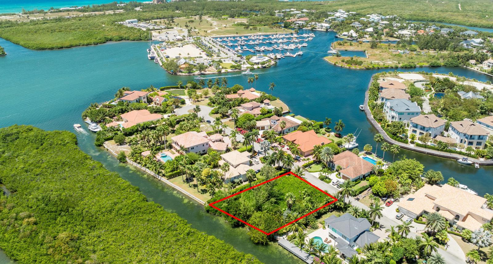 Freehold - Canal Front House Lot in Lighthouse Point, West Bay — photo 4