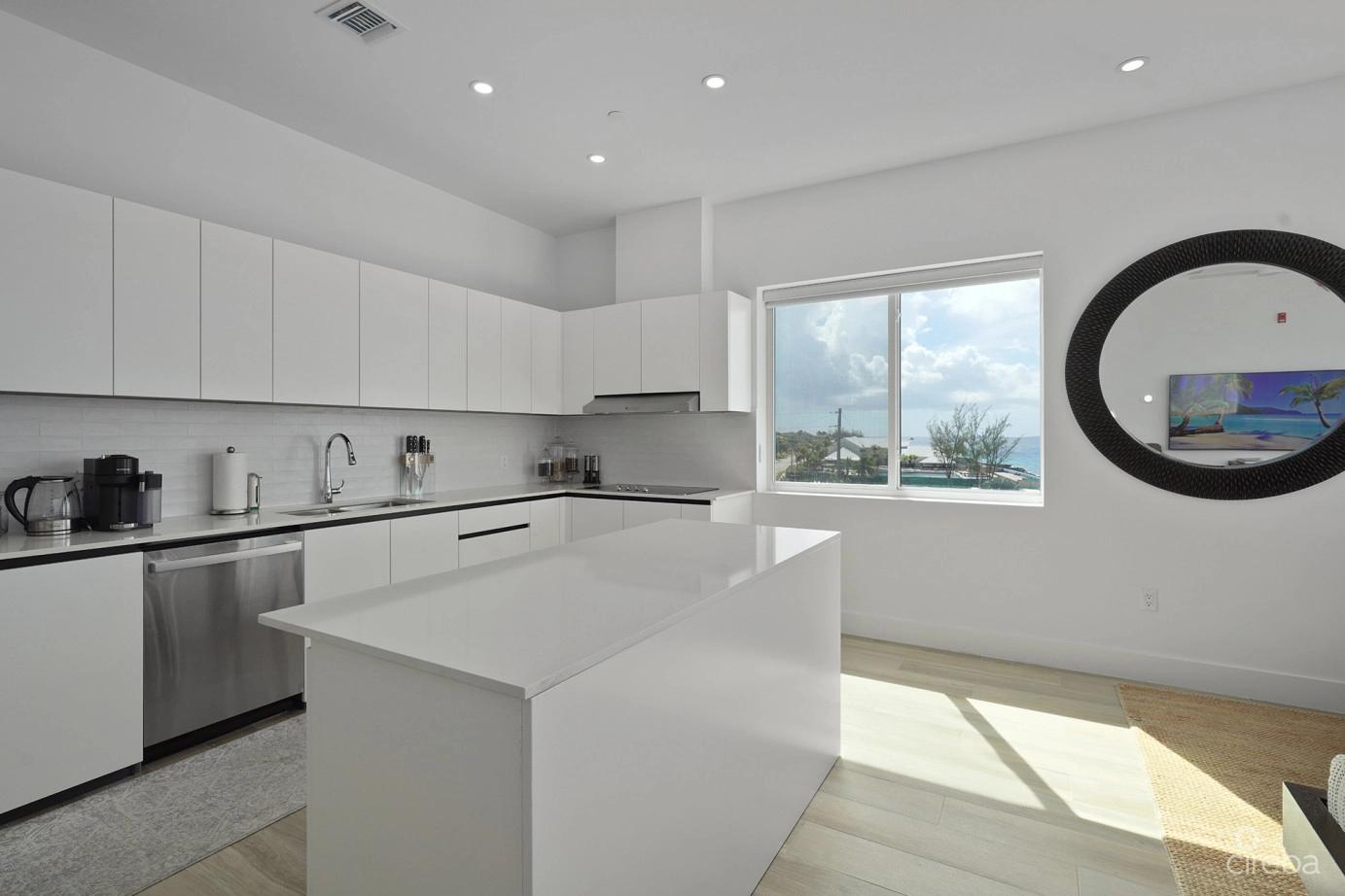 3 bedroom property for sale — Sunset Point - Signature Penthouse With Vendor Financing! in the Cayman Islands — photo 3