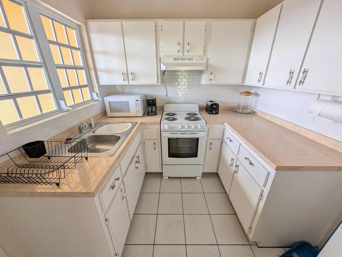 2 Bed, 1 Bath Apartment with Ocean Views — photo 3