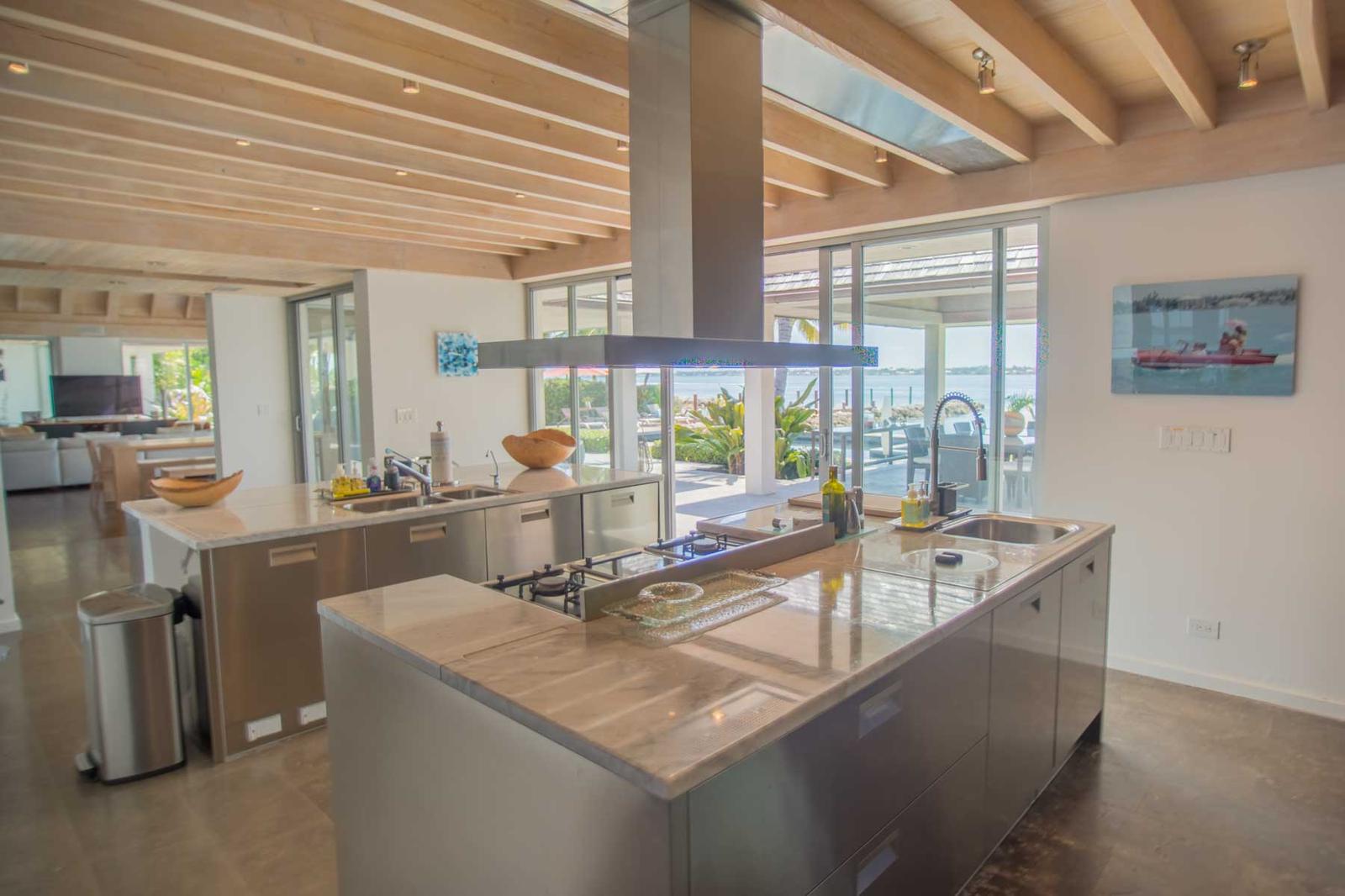Private Waterfront Villa in famed Ocean Club Estates — photo 3