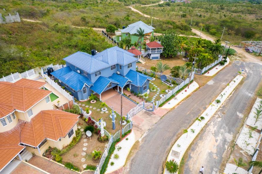 May Pen 5BR Home In Jamaica — photo 1