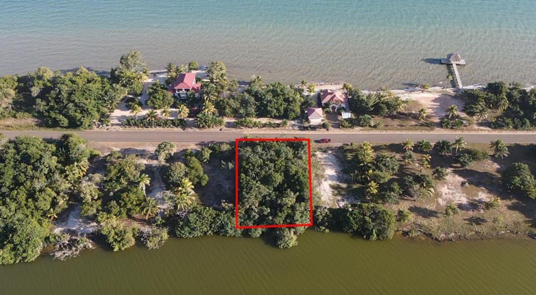 Lagoonfront Lot in The Plantation — photo 1