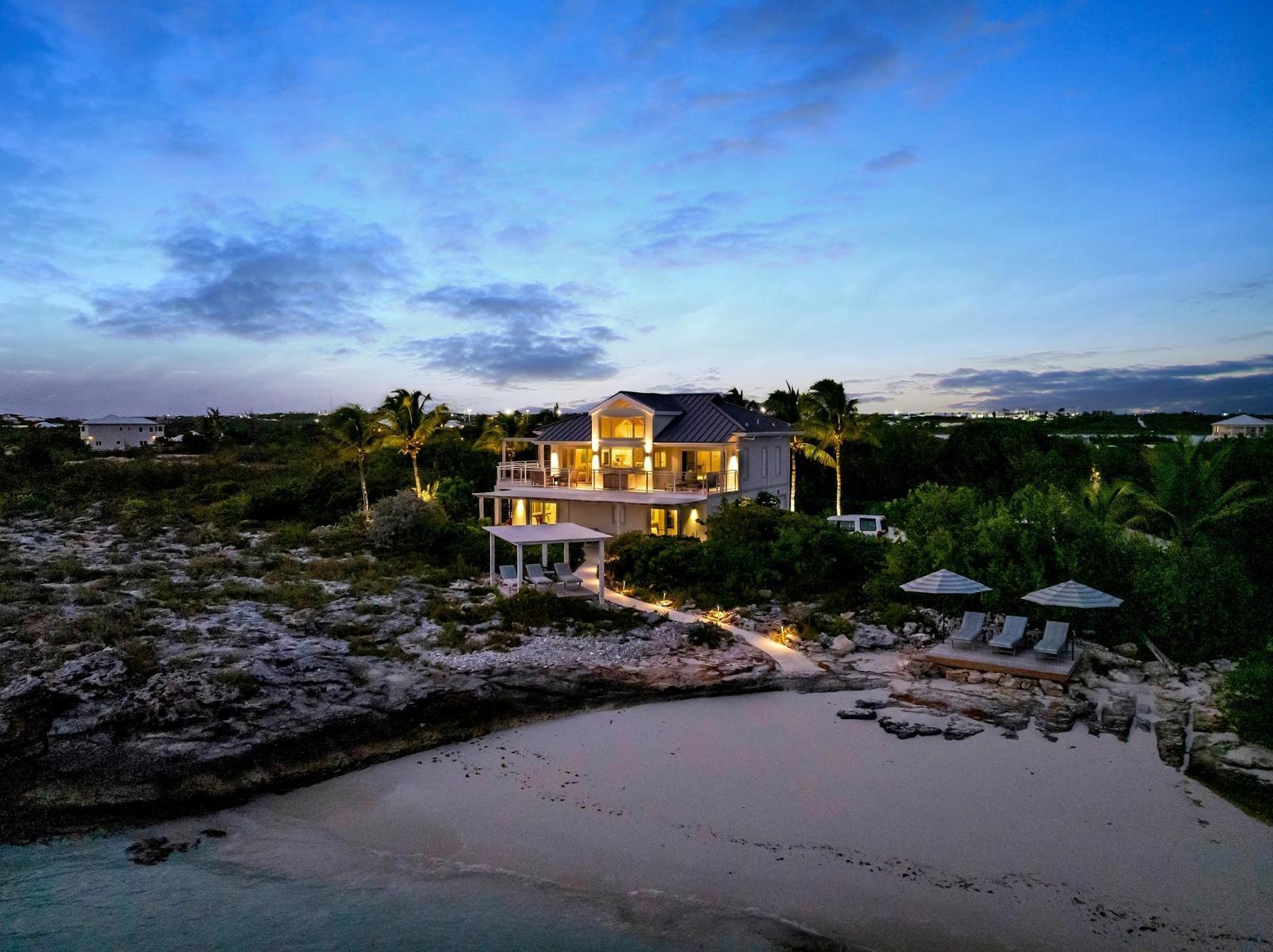 3-bedroom beachfront villa in Turtle Tail — photo 2