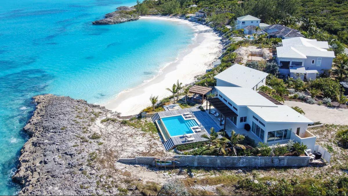 4 Bedroom Beachfront Residence in Forbes Hill, Exuma — photo 1