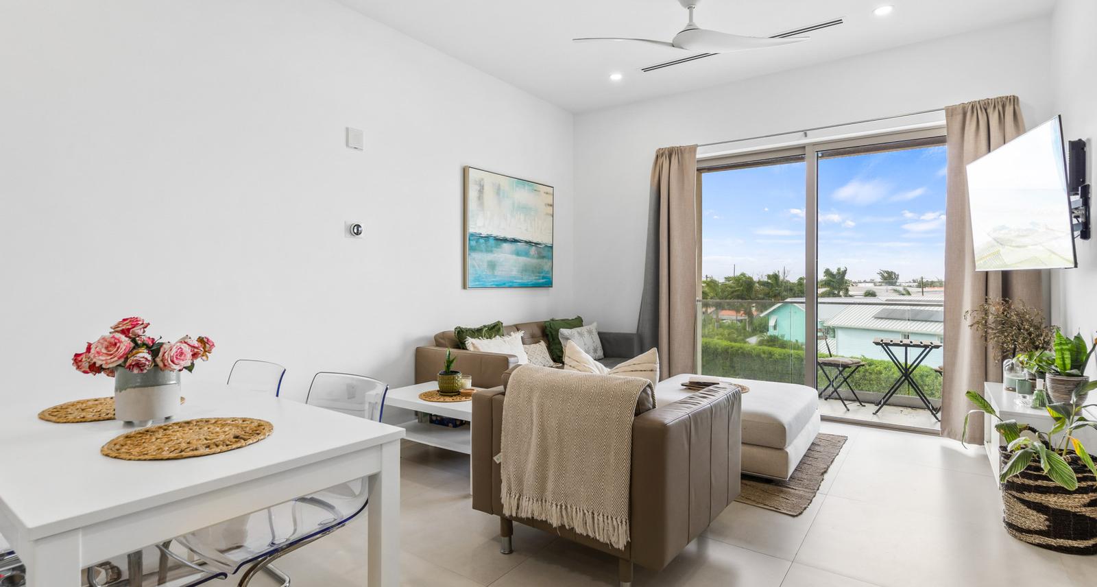 Rare Oversized 1-bed + Den Condo for Sale in Harbour Walk Residences — photo 1