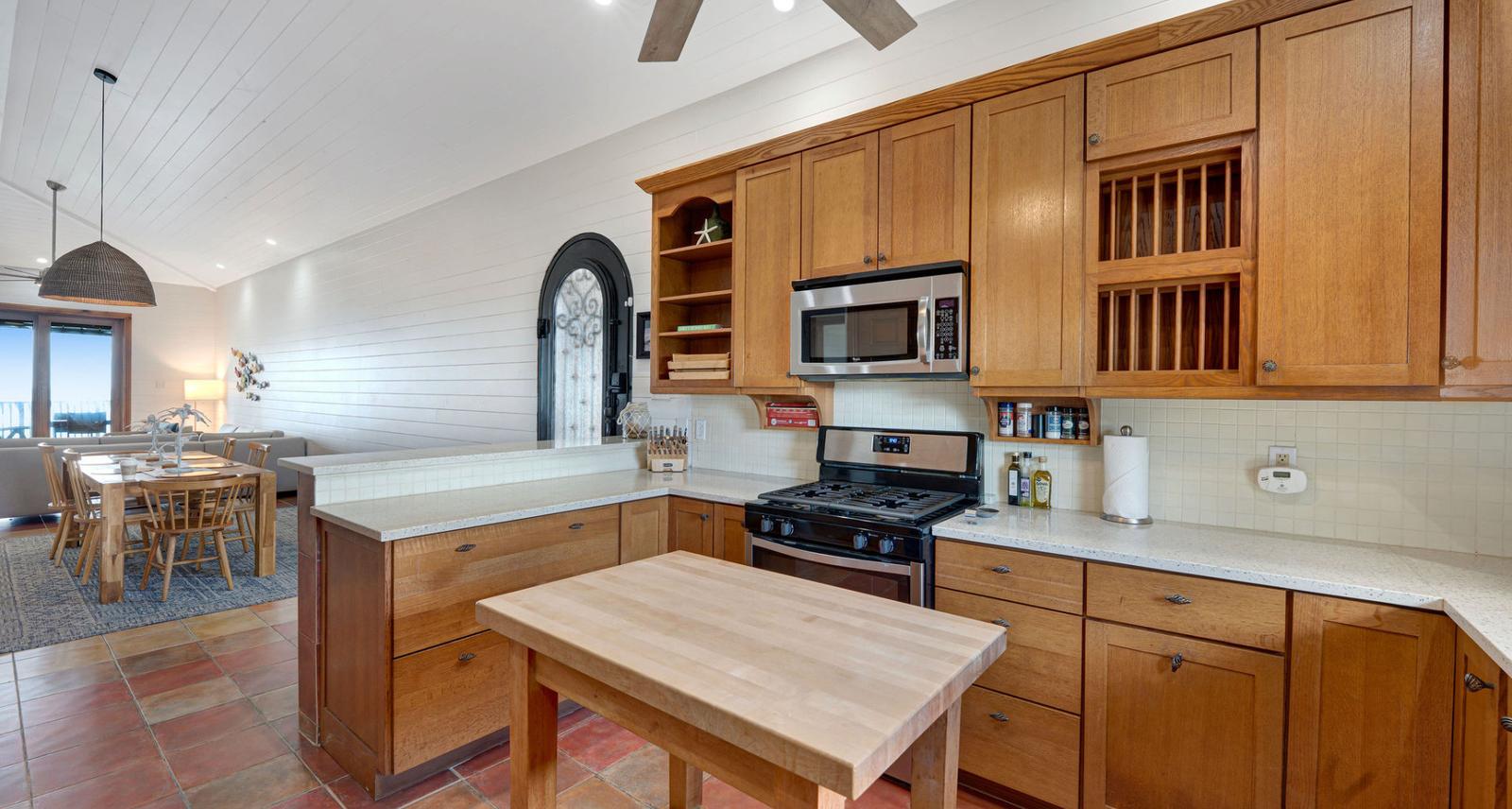 Freehold Top-Floor Condo with Caribbean Sea Views — photo 4