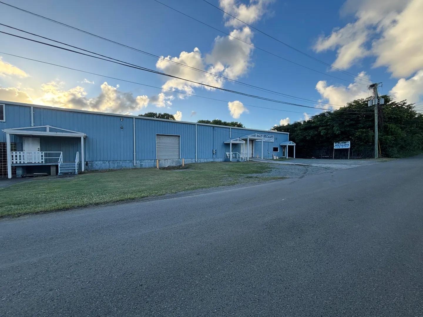 Warehouse and Showroom — photo 2