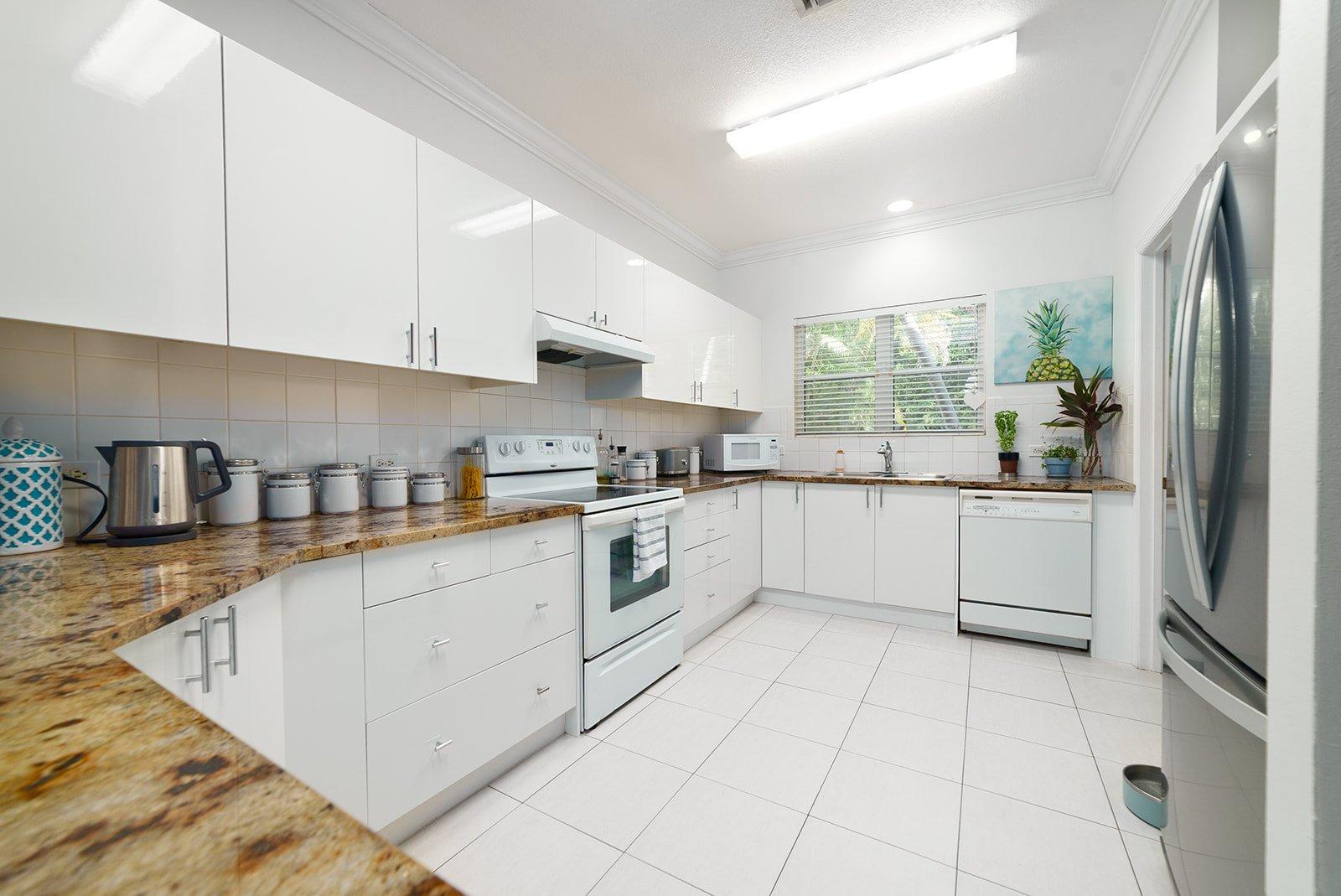 2-bedroom condo in South Sound, Grand Cayman — photo 3