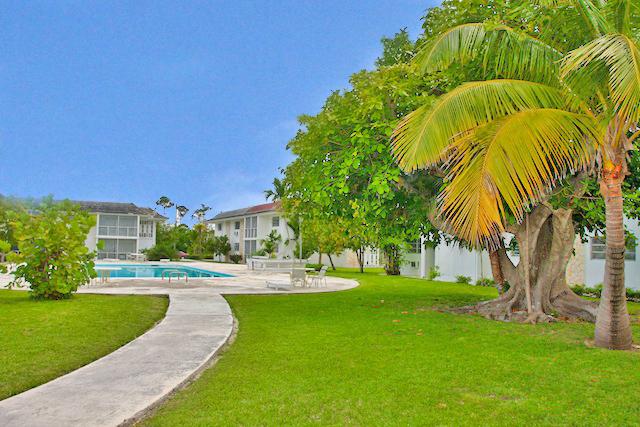 Popular Apartment Complex and vacant multi-family zoned land in superb location — photo 3