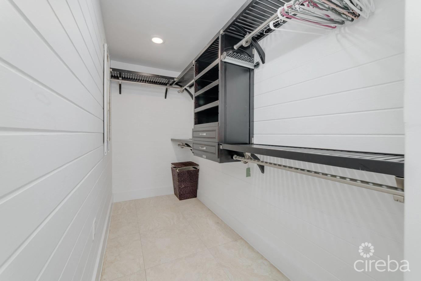 4 bedroom property for sale — Reduced! #1 Canal Home Uncle Bob Lane in the Cayman Islands — photo 4