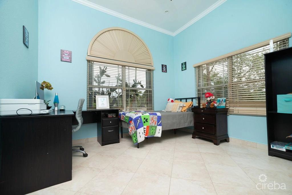 4 Bedroom Canal Front Family Home Savannah — photo 3