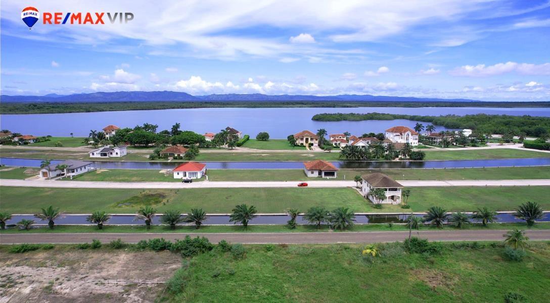 Stunning Canal Lot with Ocean and Mountain Views — photo 3