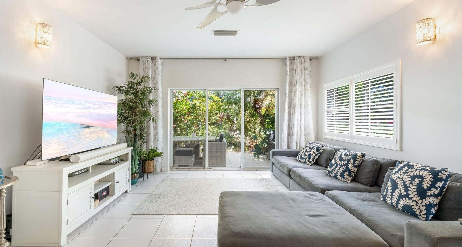 3 bedroom property for sale — 105 Coconut Bay Upgraded End-unit Townhouse In Oceanfront Community W Owner Financing Available in the Cayman Islands — photo 1