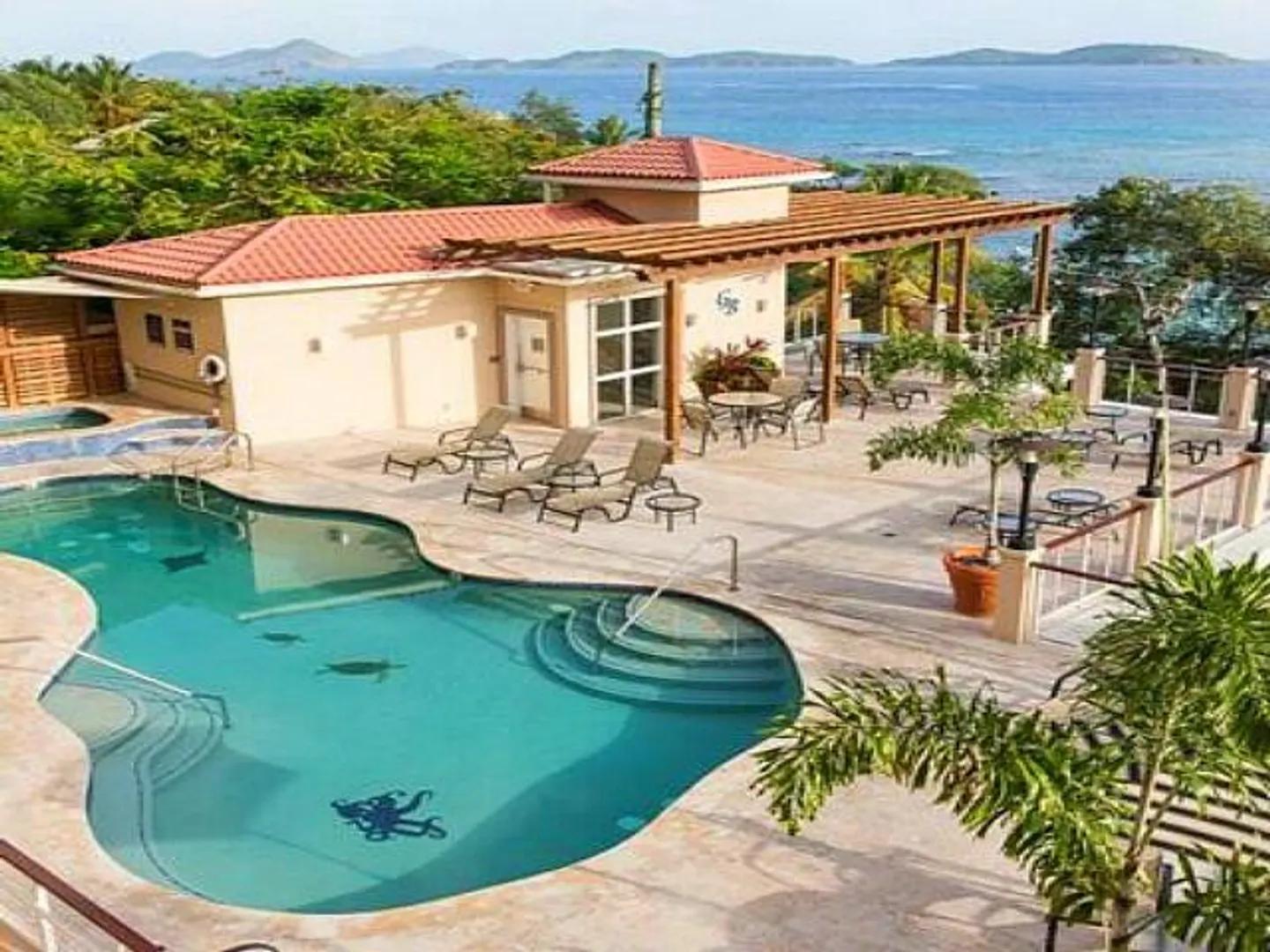1 Bed, 2 Baths, 910 Sqft Apartment in Cruz Bay Town — photo 3