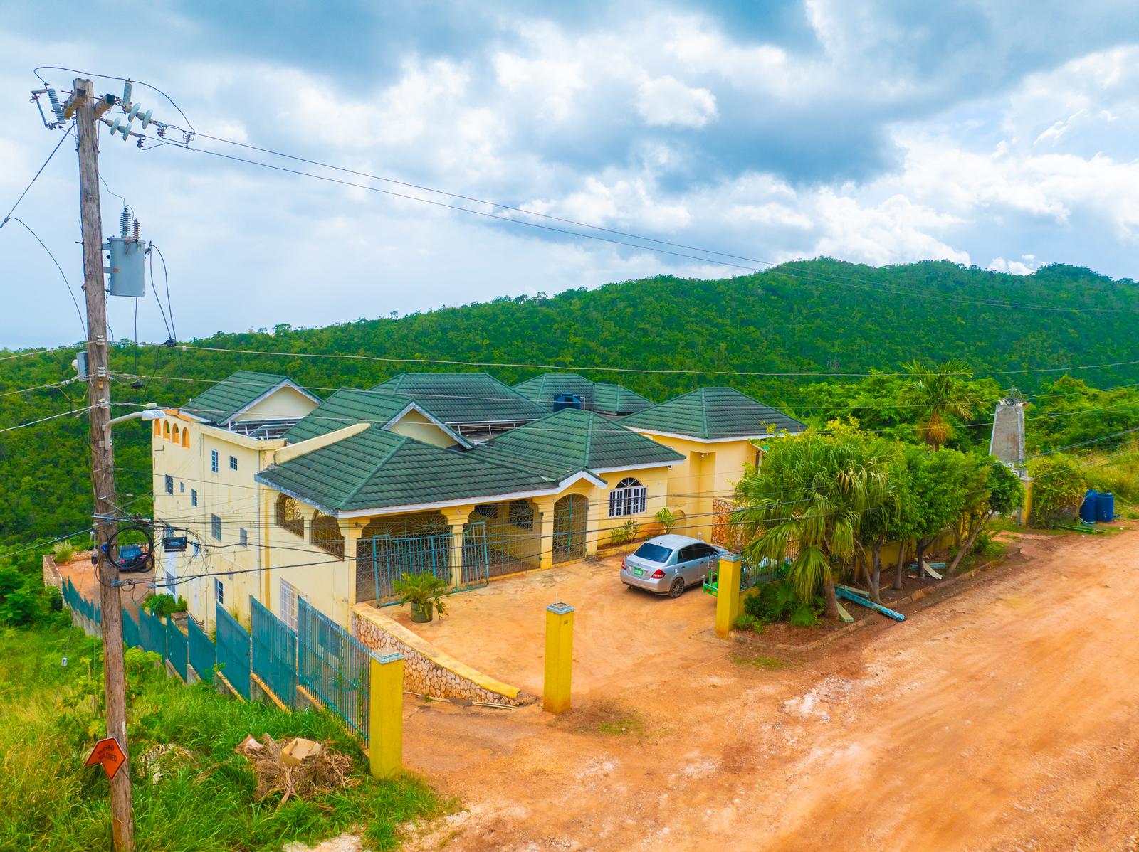 5 Bedrooms 5 Bathrooms Apartment in Red Hills, St. Andrew — photo 1