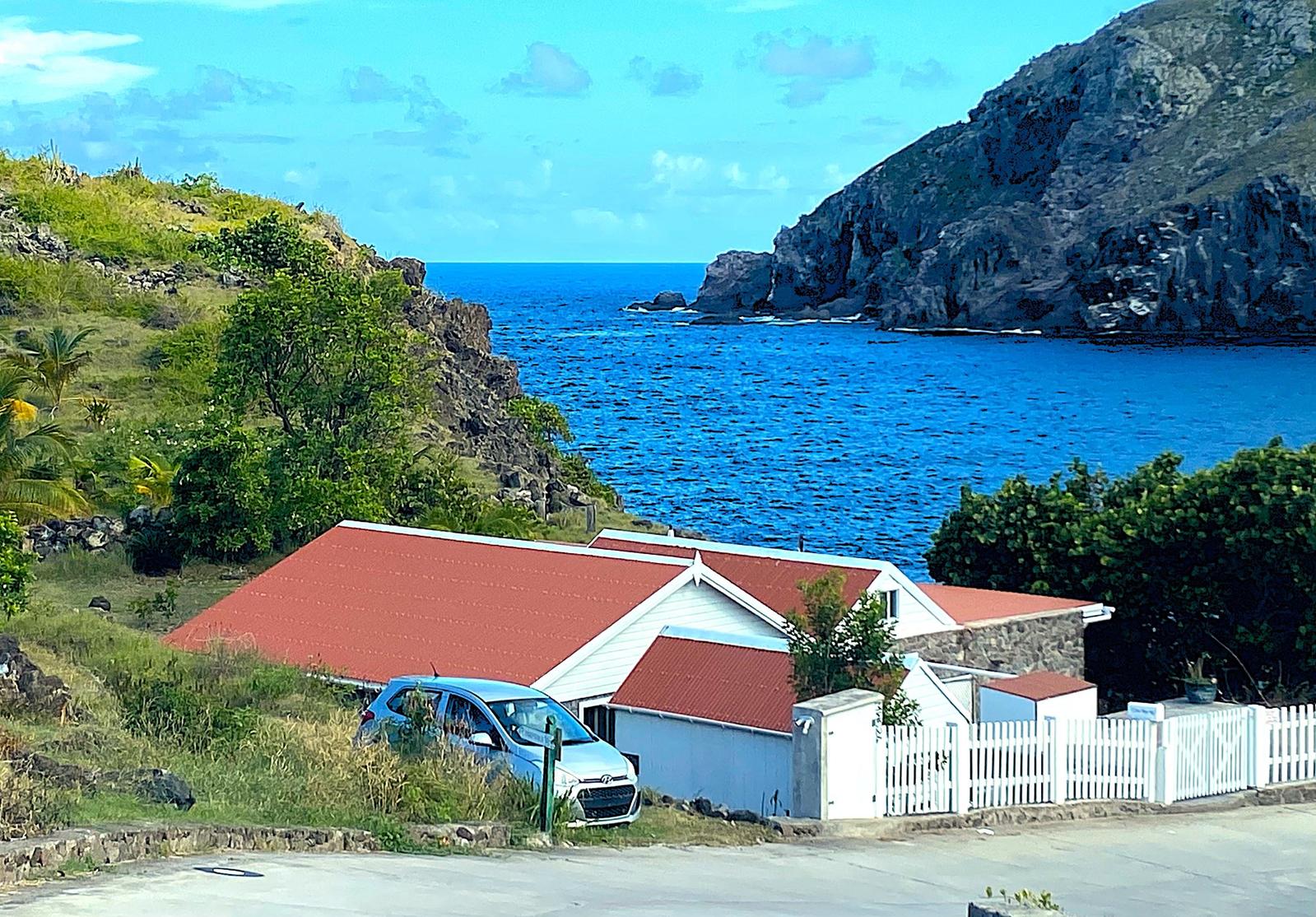 1 Bedroom Waterfront Cottage for Sale, Cove Bay, Saba — photo 1
