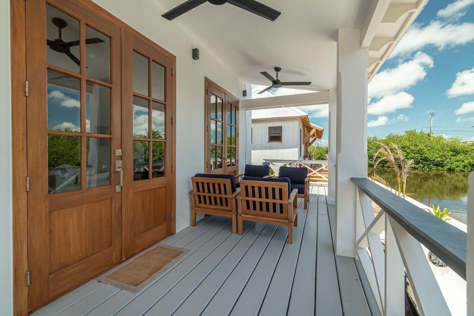 Spacious Canal-Front Bungalow House Mahogany Bay — photo 2