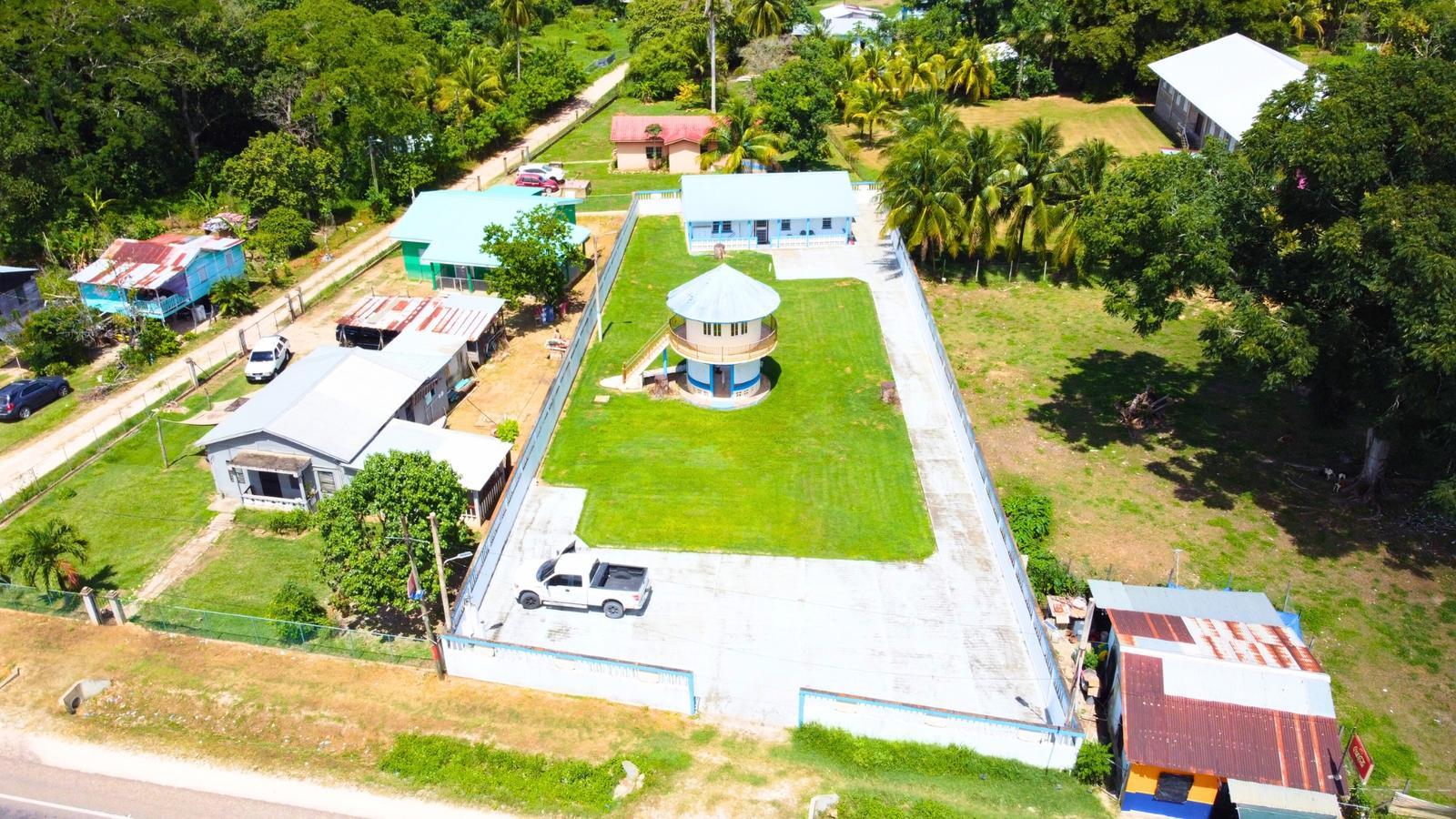 #2564- A 2-bedroom house on a large lot with highway frontage — photo 3